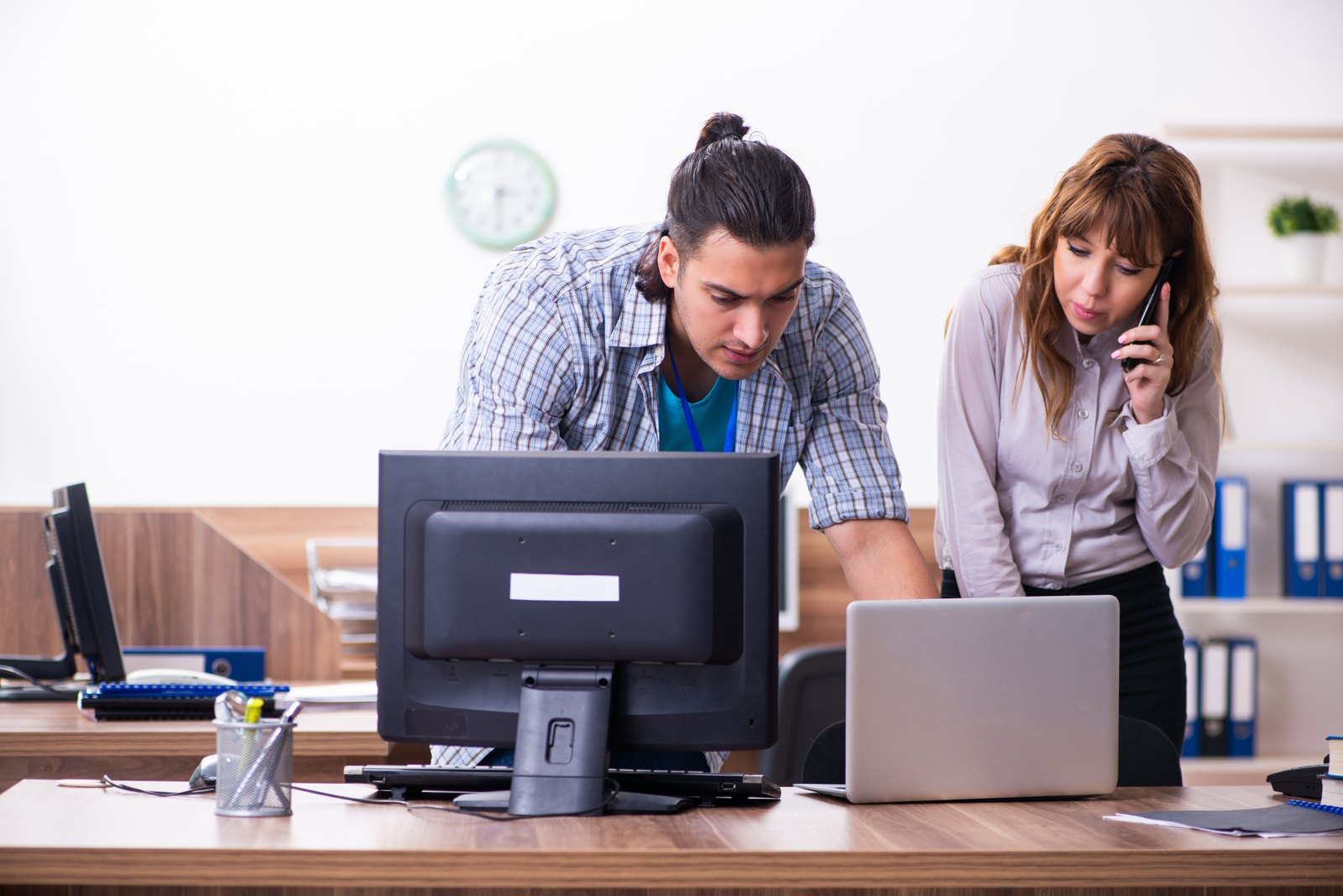 tilt-protect-hero-cbx46275786 IT specialist helping a staff member at her desk