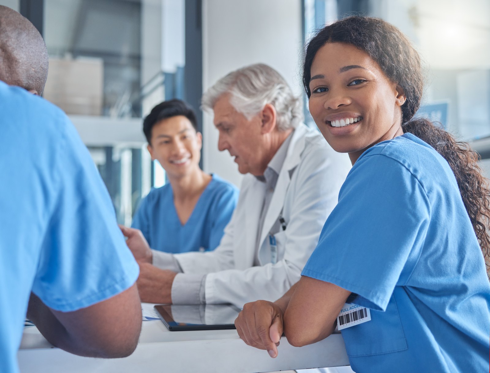 tilt-protect-success-cbx65179410 Smiling care team at the front desk